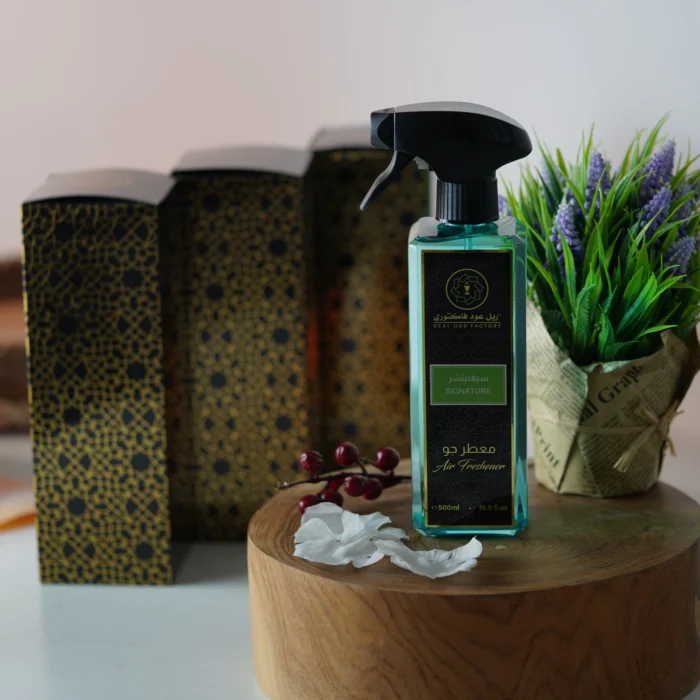 Signature-Air-Freshener-with-White-Flowers Signature Air Freshener - الصورة 1